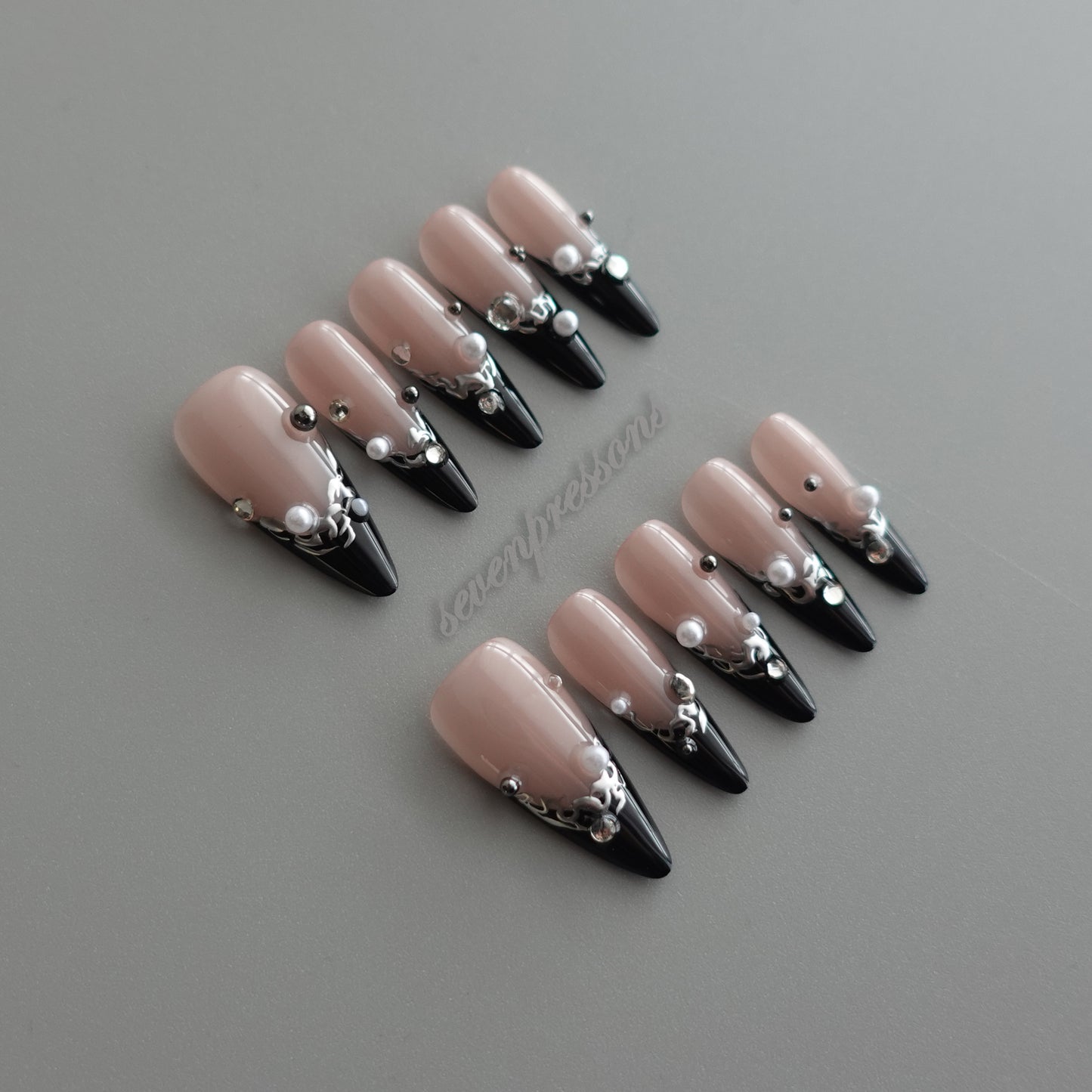 ✦ Noir Pearl Drip  2602145