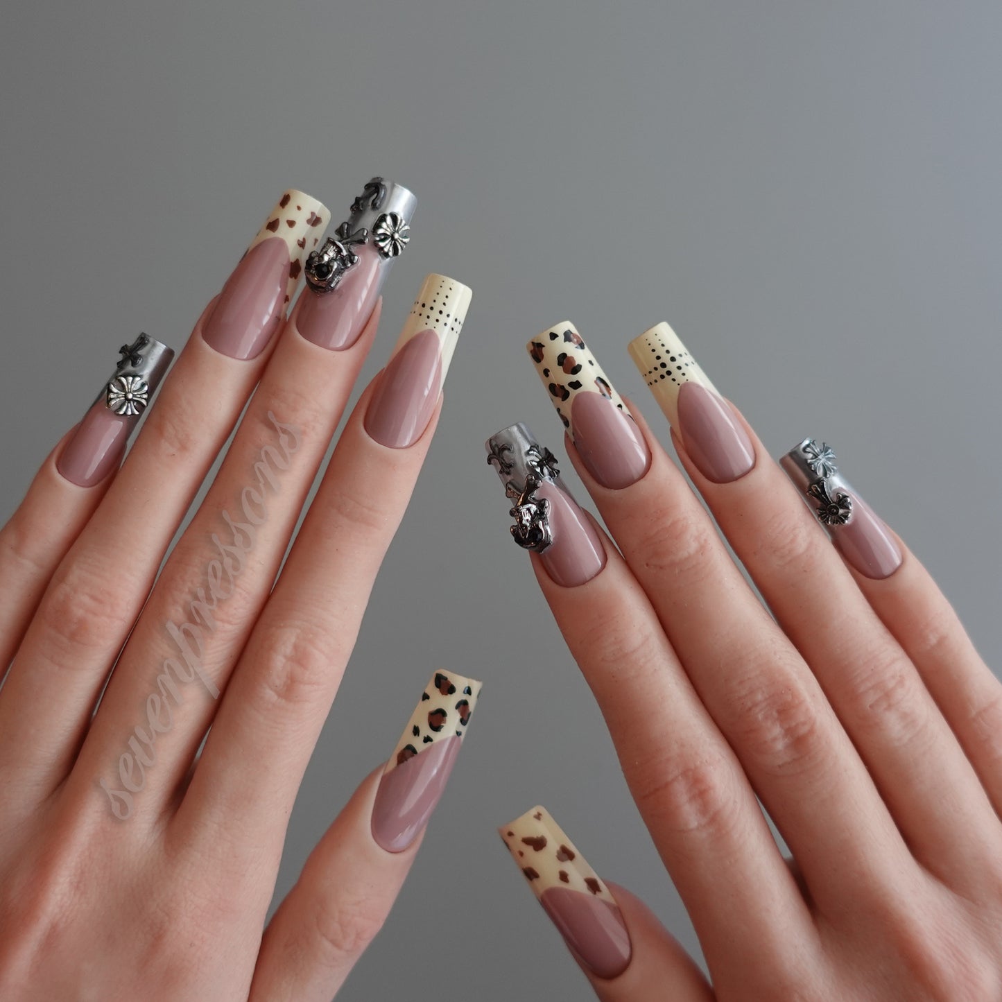 🦋 Desert Mirage Charm  2512103