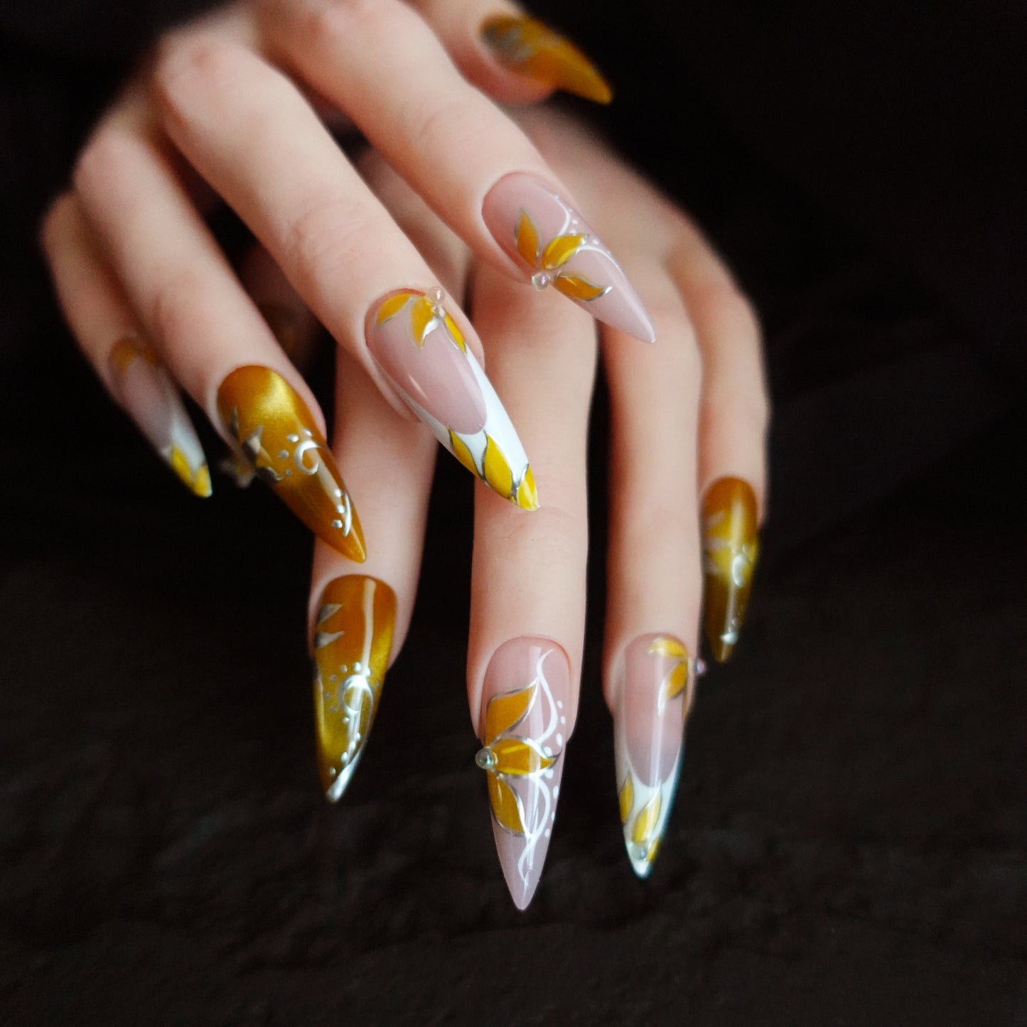 🌼 Gilded Petal Waltz  2509293