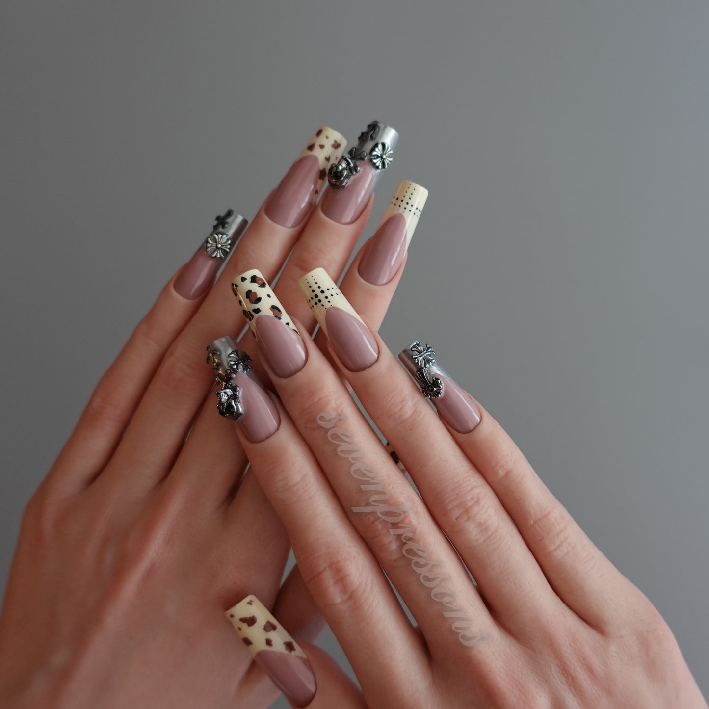 🦋 Desert Mirage Charm  2512103