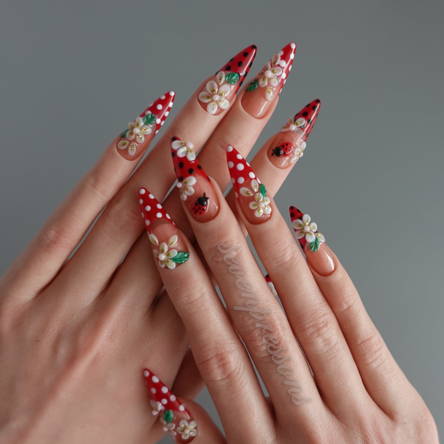 🌼 Ladybug Picnic — Press-On Nail Set  2510237