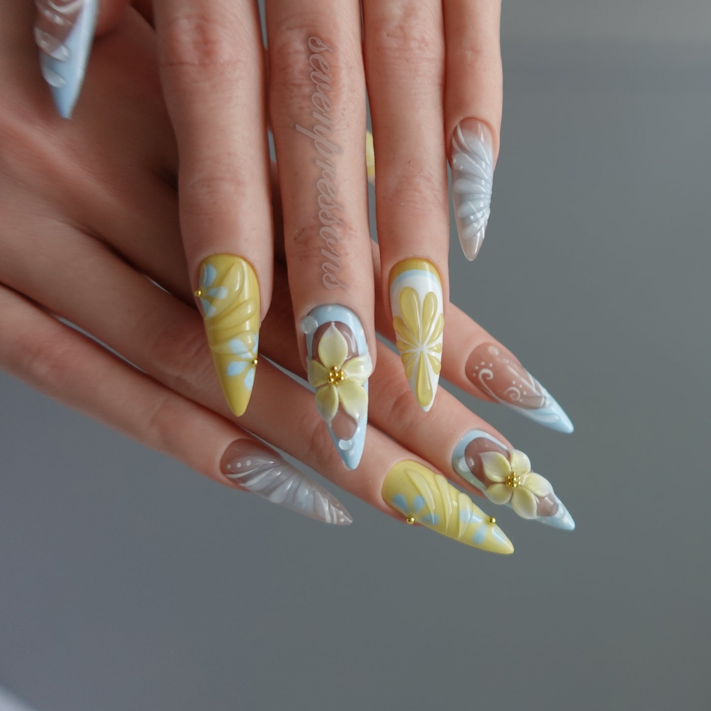 🌼 Sunlit Petal Waltz  2510225