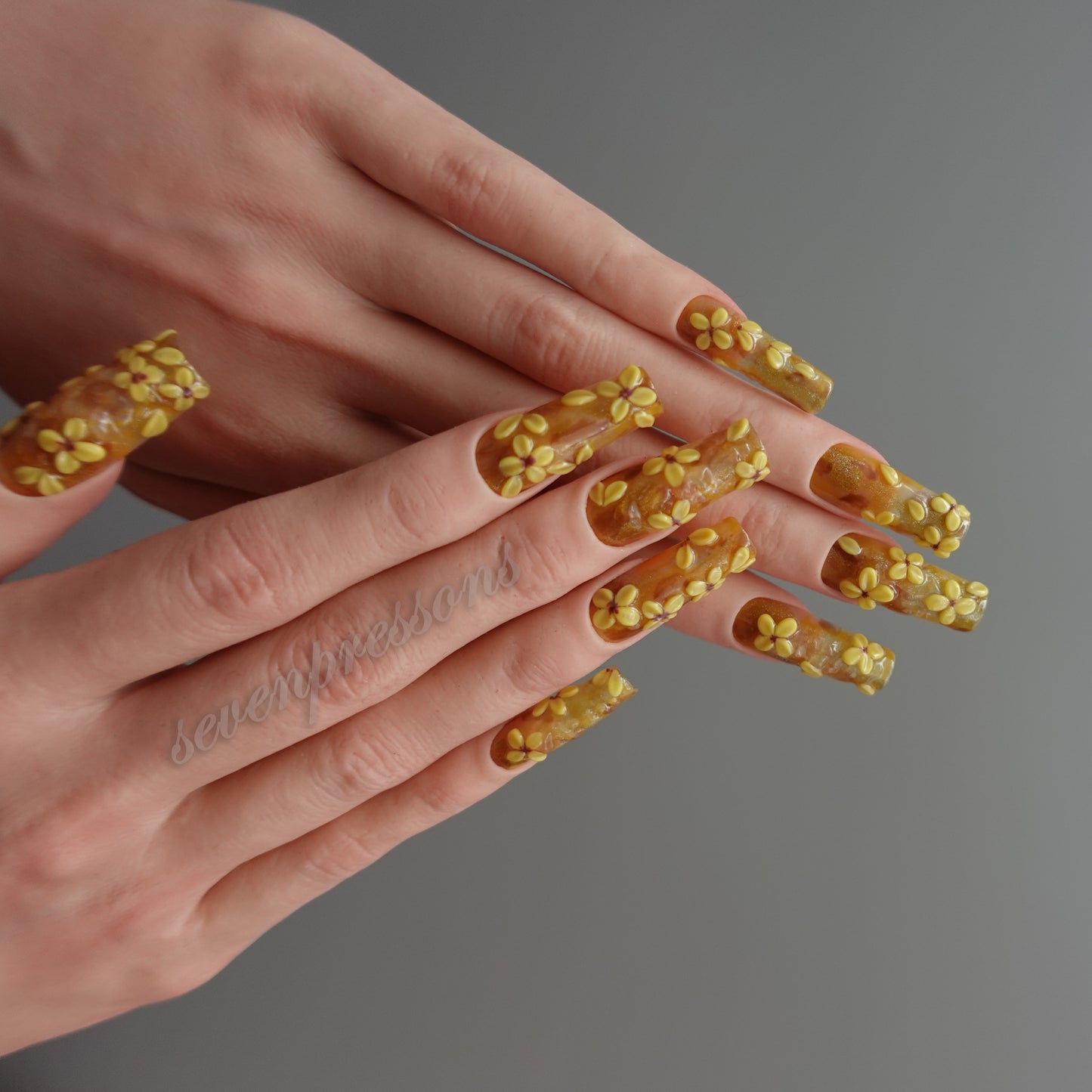 🌼 Golden Bloom Cascade  2512093