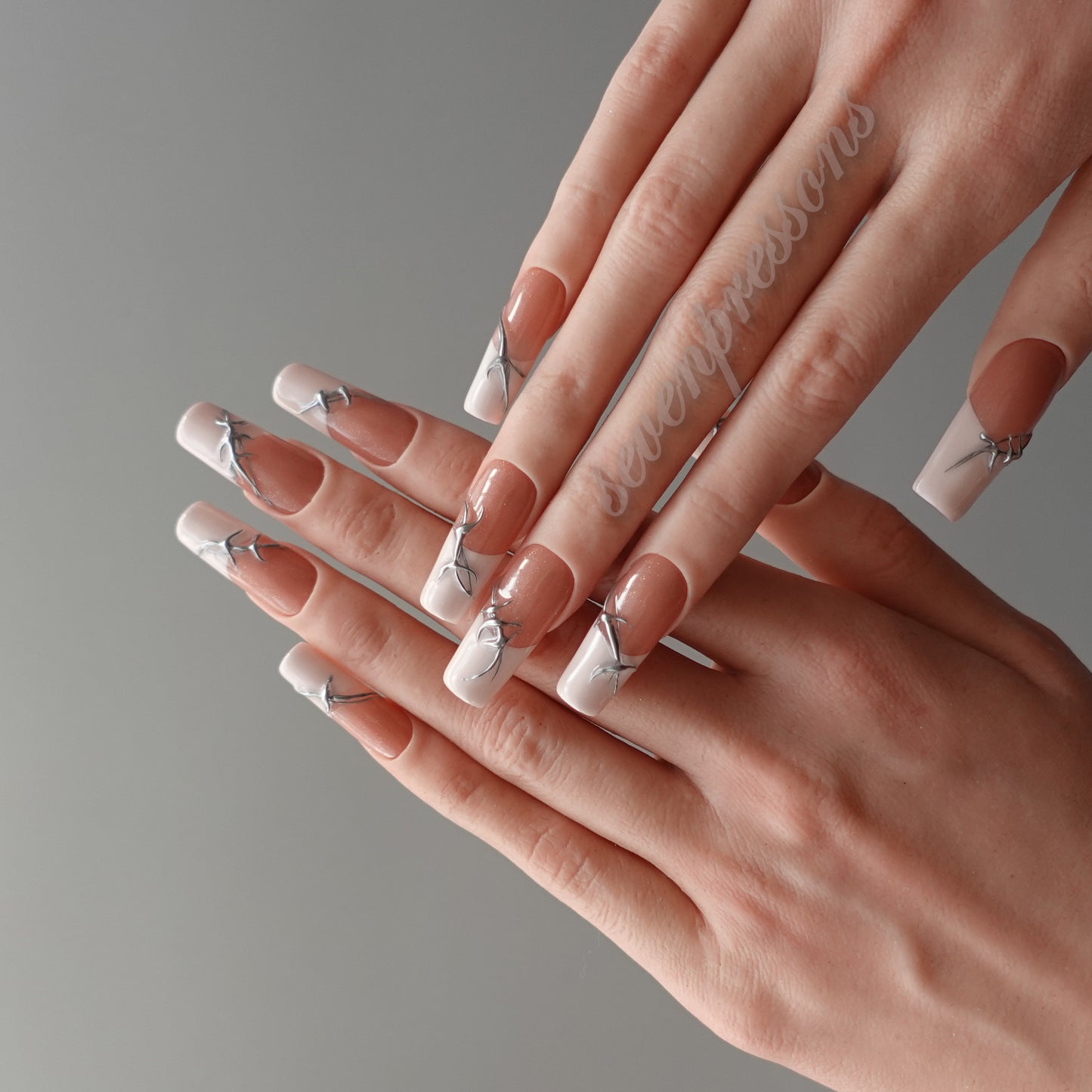 🩶 Porcelain Linework  2512279