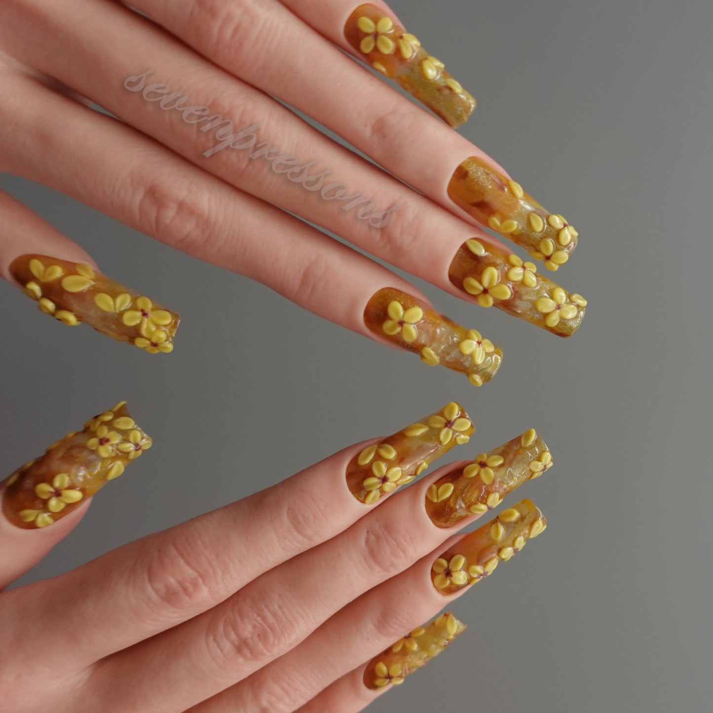 🌼 Golden Bloom Cascade  2512093