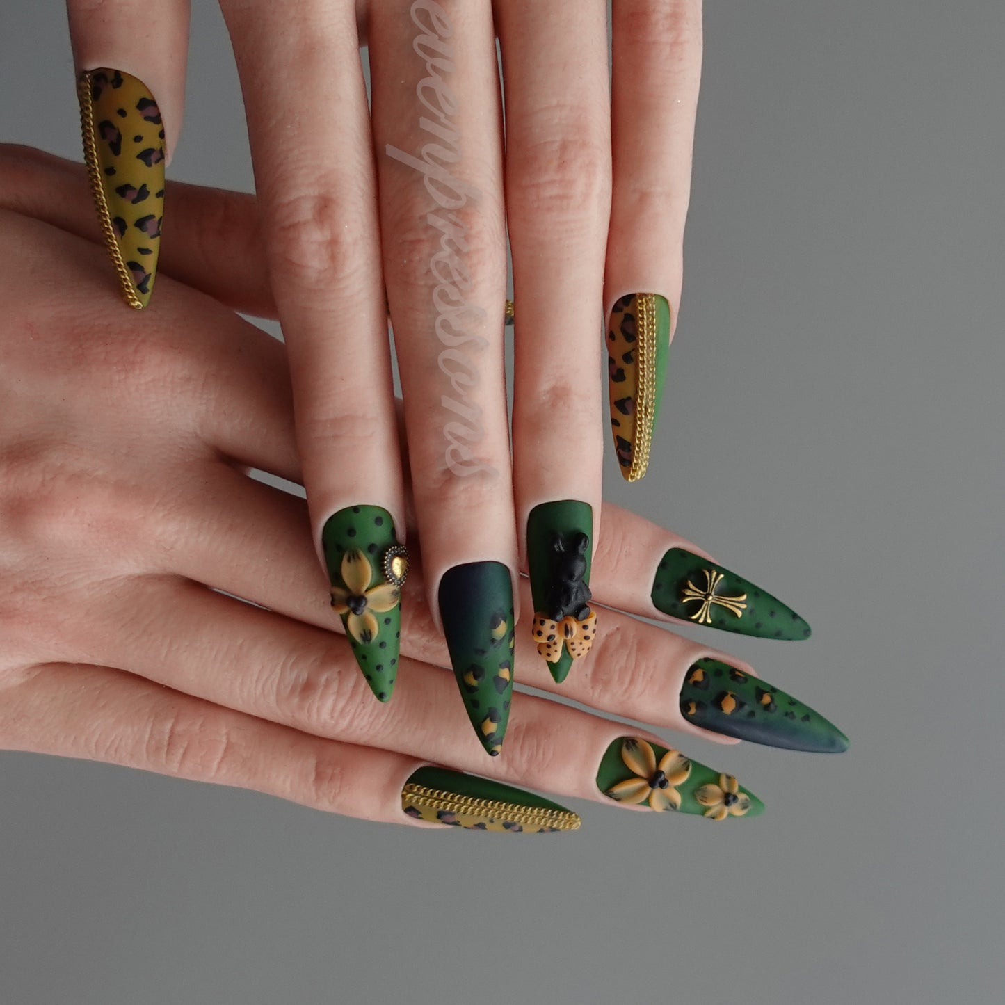 🐇 エメラルド・レオパード・プレイ  2512327