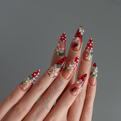 🌼 Ladybug Picnic — Press-On Nail Set  2510237